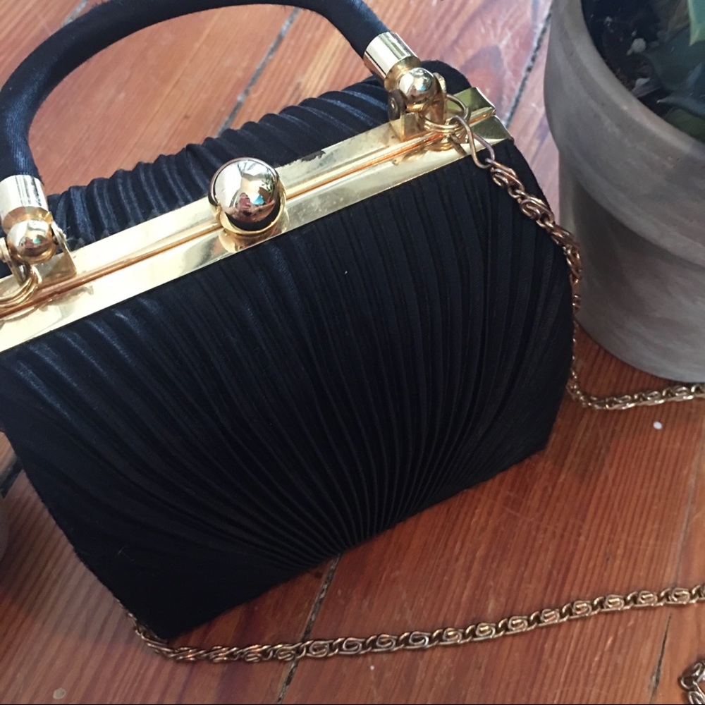 VINTAGE Charming Black and Gold Purse - Picture 2 of 8